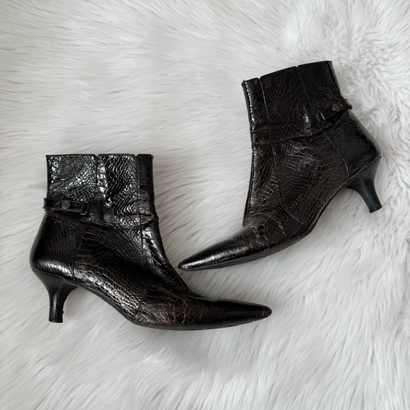 Anne Klein Black Heeled Boots with Pointed Toe and Kitten Heel - Picture 1 of 4